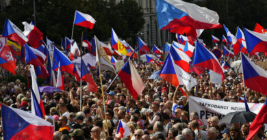 Organizan multitudinaria protesta en República Checa contra "la sumisión política" a la UE