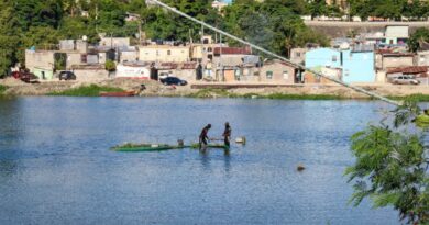 Medio Ambiente da seguimiento a trabajos de reciclaje de embarcaciones sumergidas en río Ozama