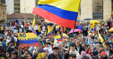 Miles de colombianos se movilizan en contra de las reformas de Petro