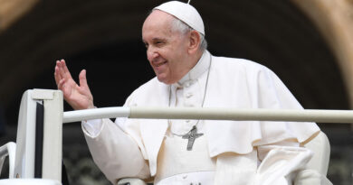 "¿Te detienes a pensar?": El papa Francisco llama la atención a la juventud por el uso excesivo del celular