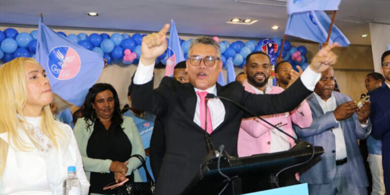 Carlos Peña oficializa su candidatura