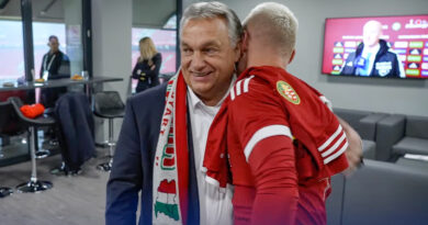 Critican a Orbán por usar una bufanda con un mapa de la 'Gran Hungría' en un partido de fútbol