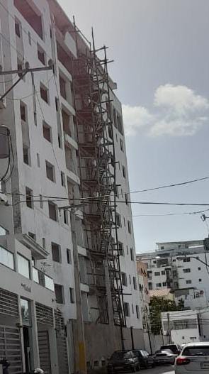 Comunitarios en Evaristo Morales temen posible derrumbe de escalera de torre en construcción