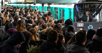 "Jueves negro": Huelga de trabajadores paraliza el metro de París