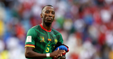 Jugador camerunés responde a los insultos recibidos por llevar botines con la bandera rusa