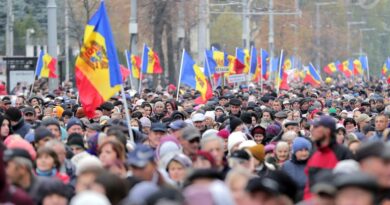 Miles de personas participan en una protesta antigubernamental en Moldavia