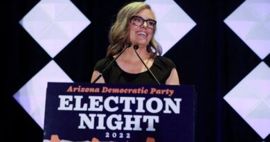 La candidata demócrata Katie Hobbs mantiene la delantera por la gobernación de Arizona
