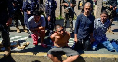 Al menos 14 policías de El Salvador fueron detenidos por cometer abusos durante el régimen de excepción de Bukele