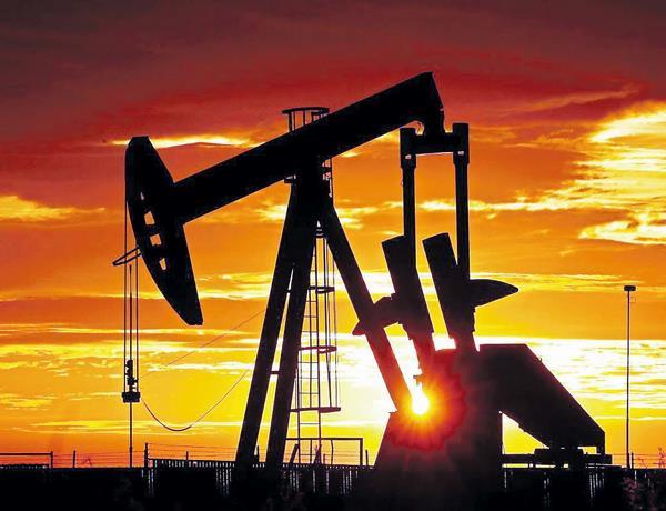 El petróleo cierra en alza un año de incertidumbre