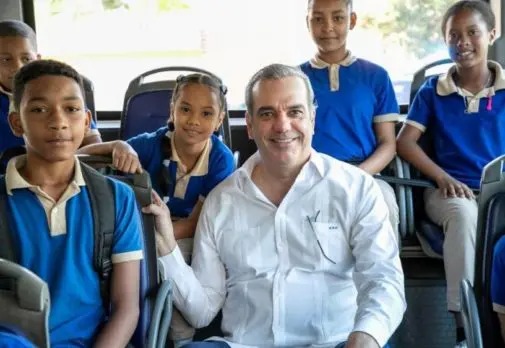 Abinader encabeza inicio de Sistema Nacional de Movilidad Escolar