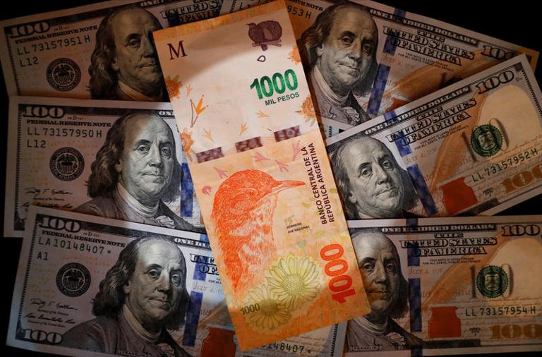 Monedas latinoamericanas caen en la última sesión del año; bolsas cierran mixtas