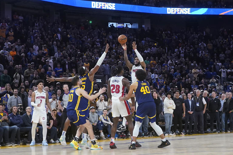 Bey anota triple sobre bocina y Pistons superan a Warriors