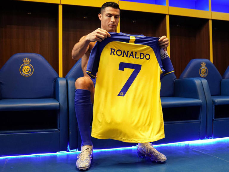 Ridiculizan a Cristiano Ronaldo en redes tras fallar un gol de taco en entrenamiento con el Al Nassr