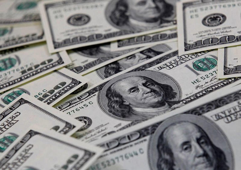 Las acciones mundiales operan planas antes de dato de empleo de EEUU, el dólar sube