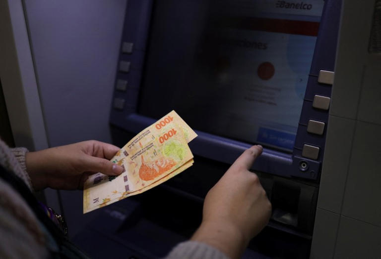 Mercado cambiario de Argentina cae por coberturas, banco central se deprende de unos 211 million $ en la semana