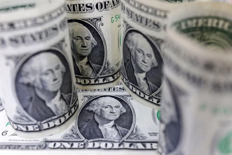 El dólar opera plano a la espera de decisiones de bancos centrales, el euro sube tras IPC de España