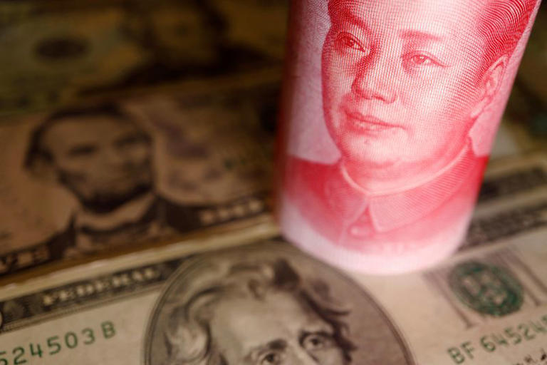 Dólar se mantiene cerca de mínimos de siete meses; operadores aguardan dato inflación EEUU
