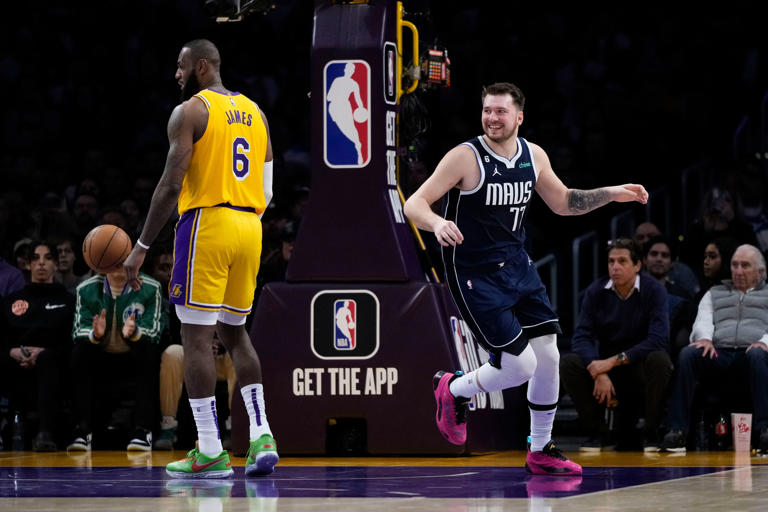 Doncic y Mavericks superan a Lakers 119-115 tras 2 prórrogas