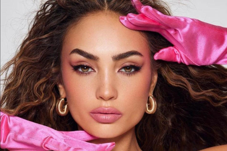 Ante esto, la reina tendrá acceso a muchos beneficios y premios que le otorgan todas las marcas auspiciantes del certamen. La jugosa cantidad que recibirá la nueva Miss Universo es de $250.000, que corresponde al salario anual del reinado. Por otro lado, todo el año tendrá garantizada la estancia en un lujoso departamento en Nueva York. Mientras, los gastos de transporte, alimentación y otros rubros personales serán cubiertos en un cien por ciento. Los productos estéticos y accesorios de moda también serán pagados en su totalidad por parte de la organización. Asimismo, los viajes que la Miss Universo quiera realizar a nivel mundial tendrán todos los costos incluidos. Las fotografías son parte esencial de su reinado, así que contará con los servicios de fotógrafos de moda de todo el mundo, y acceso a todos los eventos más prestigiosos del mundo. ¿Quién es la Miss Usa, R’Bonney Gabriel? R’Bonney Gabriel tiene 28 años de edad. Ella nació en San Antonio, Texas. Su padre R’Bon “Bon” Gabriel es filipino y su madre Dana Gabriel, estadounidense. La modelo contó que su papá migró con 20 dólares en los bolsillos y una beca cuando tenía 19 años. Finalmente, consiguió un doctorado en Psicología por la Universidad de Houston, y es por quien se motivó a salir adelante. Gabriel ya había perdido, en 2021, la competencia de su estado por muy poco, siendo finalista. Su perseverancia la hizo presentarse una vez más y después de su tanto esfuerzo logró ser Miss USA.