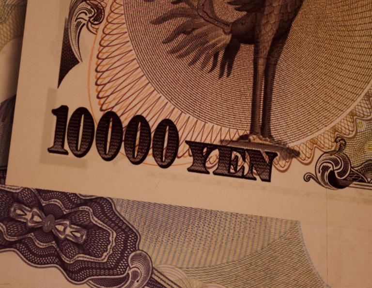 El dólar se estabiliza tras tocar mínimos de siete meses, el mercado está atento al yen
