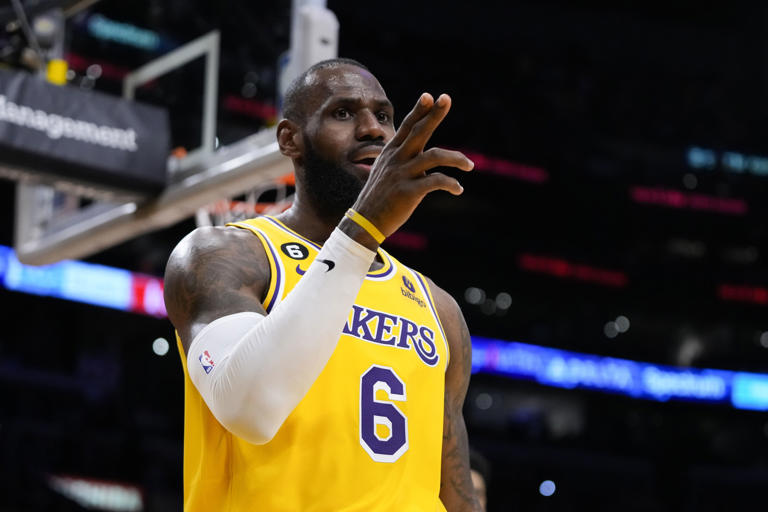 LeBron anota 48 y corta mala racha con victoria ante Rockets