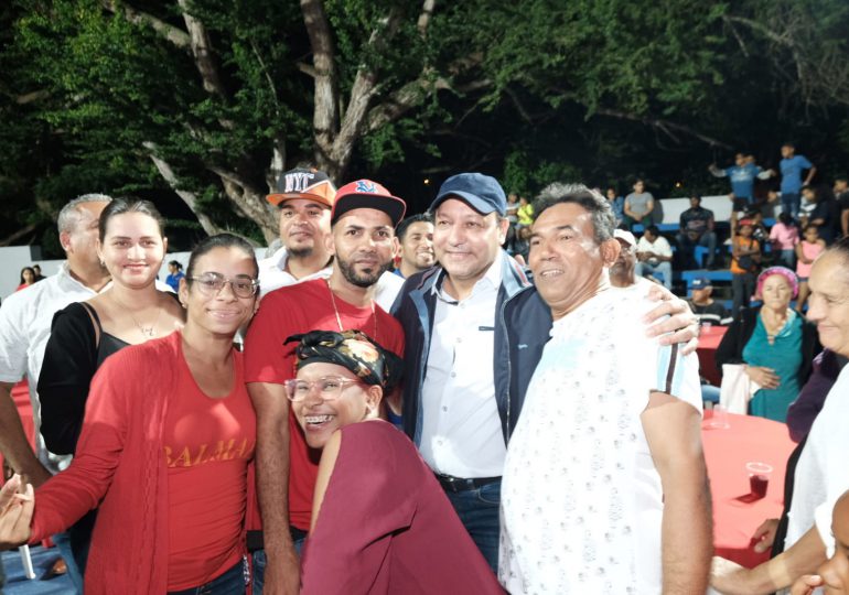 Abel Martínez comparte cena navideña con moradores de Cristo Rey en la zona sur