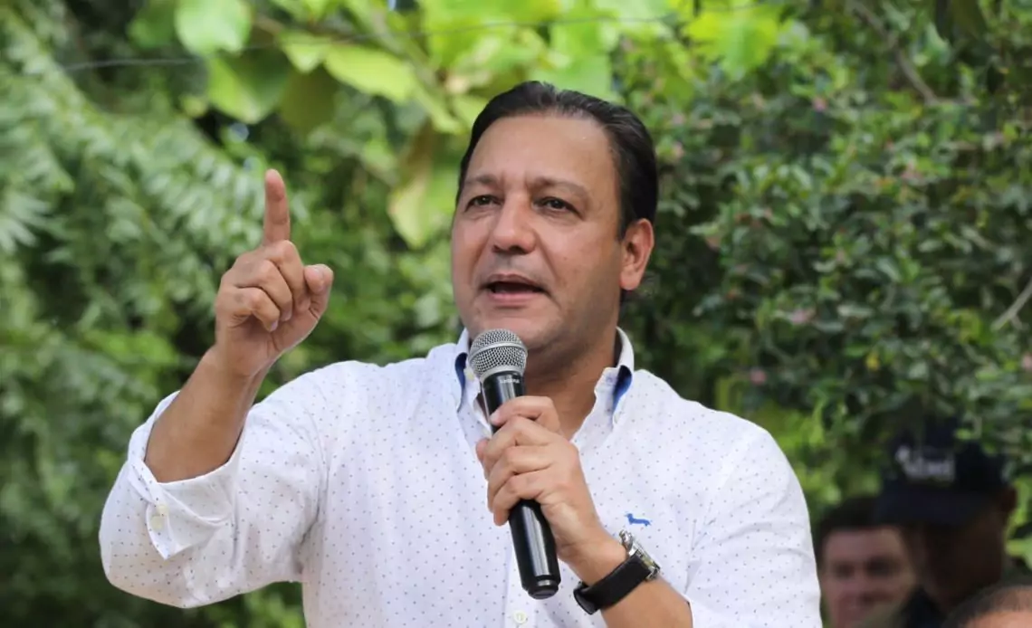 Abel Martínez acude a zona donde colapsó edificio en La Vega