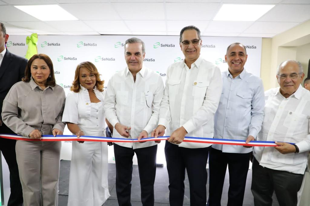 Abinader inaugura varias obras en SPM; entrega casi 3 mil certificados de títulos