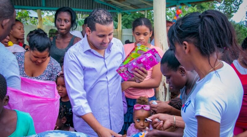 Exalcalde Odalis Vega entrega juguetes a niños en zona Norte de Hato Mayor