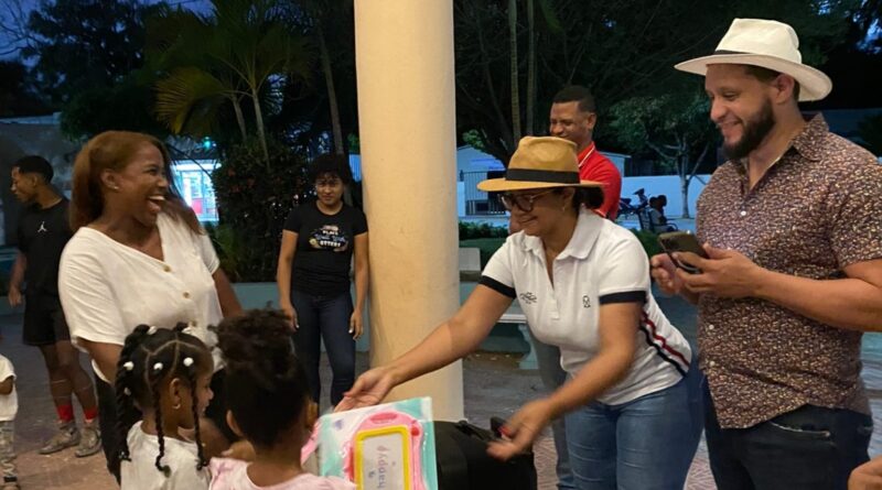 Aspirante a la alcaldía de el Llano, Elías Piña, entrega juguetes a niños de escasos