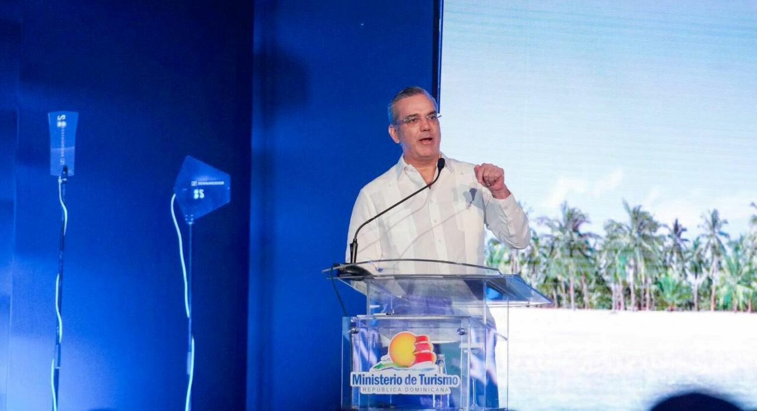 Abinader anuncia la construcción de dos hoteles en Pedernales