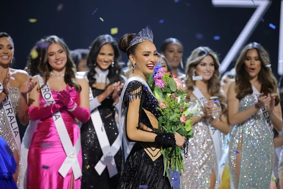 La estadounidense R’Bonney Gabriel se convirtió en la nueva Miss Universo tras una dura competencia