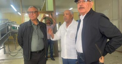 Danilo Medina comparte con productores de café y aguacate en San Cristóbal
