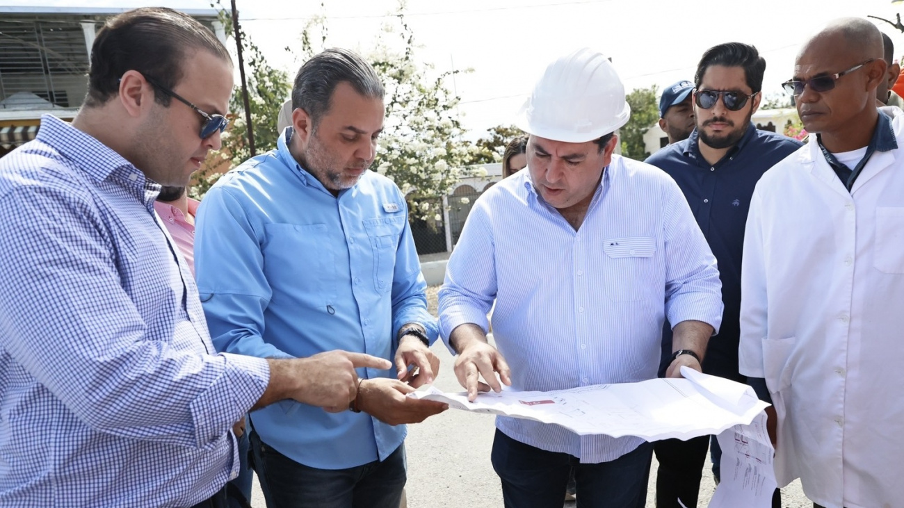 Director SNS supervisa obras en construcción hospitales Sur Profundo