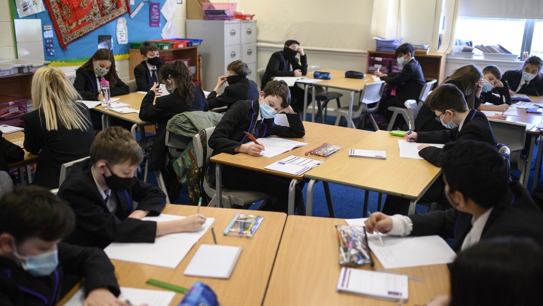 Dos escuelas del Reino Unido prohíben a sus estudiantes todo tipo de contacto físico