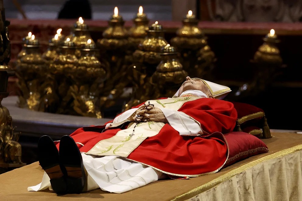 Féretro de madera, monedas de la Santa Sede e incienso: los detalles del funeral de Benedicto XVI en la Basílica de San Pedro