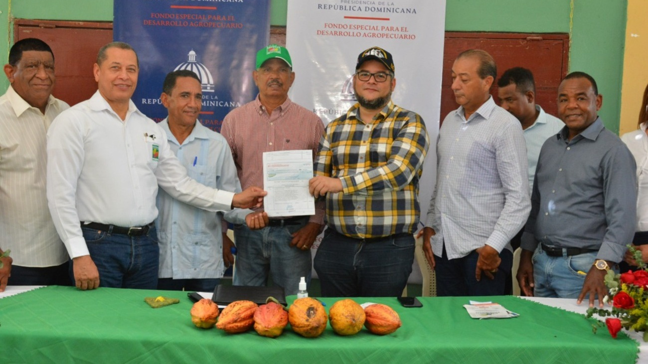 FEDA entrega RD 6,496,000 para construcción de viveros de cacao
