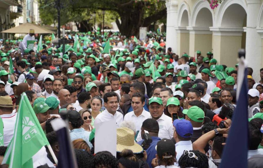 Jóvenes de la Fuerza del Pueblo desfilan en la Ciudad Colonial