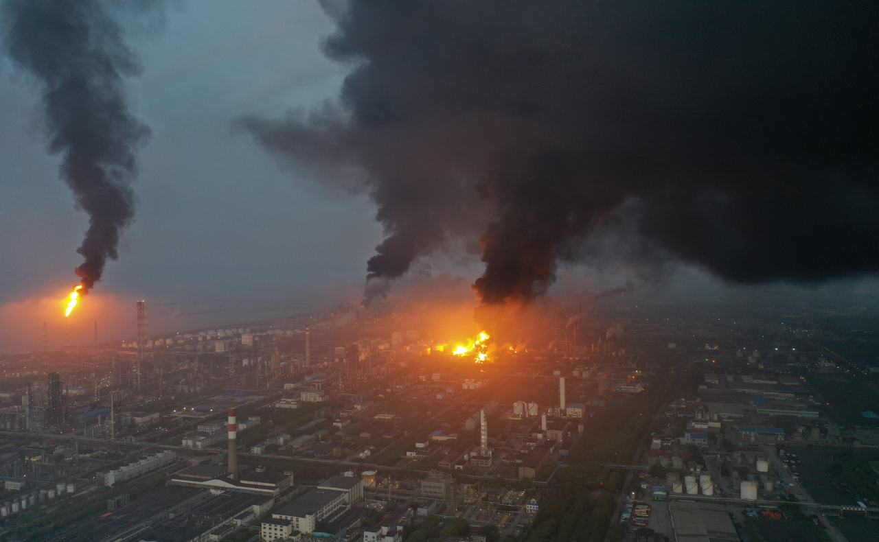 Gran incendio tras una explosión en una planta química en China
