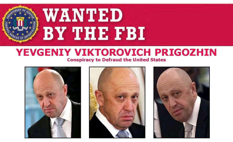 El jefe de los mercenarios de Putin reveló por qué Bakhmut es clave en la ofensiva rusa El empresario ruso y fundador del grupo Wagner, Yevgueni Prigozhin, afirmó que la región es un “punto central del Frente Oriental” y un “importante centro logístico”. En un comunicado en su canal de Telegram, el jefe de los mercenarios de Putin agregó: “La guinda del pastel es el sistema de minas de Soledar y Bakhmut, que en realidad es una red de ciudades subterráneas”. “No solo tiene la capacidad de albergar a un gran grupo de personas a una profundidad de 80-100 metros, sino que también pueden desplazarse tanques y vehículos de combate de infantería”, reveló el oligarca ruso y afirmó que se han almacenado reservas de armas en esos túneles desde la Primera Guerra Mundial. El Señor de la guerra ruso también ha destacado la singular capacidad defensiva geográfica e histórica de la ciudad, en primer lugar debido a su división mediante barreras de agua, y en segundo término, por los alrededores de la región que crean “un único sistema defensivo”. La zona, en la región del este de Donetsk, se ha vuelto muy hostil para las tropas de Putin. Ayer se conoció una impactante imagen que se cree que fue tomada allí. Difundida por el ministerio de Defensa de Ucrania, se ve un campo abierto con decenas de cuerpos de soldados rusos abatidos. Yevgeny Prigozhin, más conocido como “el chef de Putin”, junto al miembro de la Duma (diputado), Vitaly Milonov, en Luhansk, dentro de Ucrania. “Nunca antes el cuerpo diplomático ruso había sufrido tales pérdidas”, afirmó el ministerio en un tuit redactado con gran ironía. La imagen desmonta la narrativa de victoria que intenta instalar Vladimir Putin desde el Kremlin. El ministerio ucraniano no brindó detalles sobre el episodio que terminó con decenas de soldados rusos abatidos ni precisó cuándo sucedió. Sin embargo, las versiones que comenzaron a circular detallan que se trataría de unos 70 soldados rusos abatidos que no lograron encontrar cobertura en medio del fuego aéreo de las tropas ucranianas. Además, se cree que la compañía rusa fue sorprendida en pleno desplazamientos, sin posibilidad de escapatoria. La impactante imagen aérea se suma al brutal golpe sufrido por Moscú cuando cientos de soldados murieron en la víspera de Año Nuevo, en una explosión que destruyó un cuartel temporal en una escuela de formación en Makiivka, ciudad gemela de la capital regional de Donetsk ocupada por Rusia en el este de Ucrania. La impactante imagen aérea se suma al brutal golpe sufrido por Moscú cuando cientos de soldados murieron en la víspera de Año Nuevo, (Crédito: Twitter) Cuando la imagen aérea se amplía, lo que parecen puntos se transforman en nítidos cuerpos tendidos en el campo abierto. Cuando la imagen aérea se amplía, lo que parecen puntos se transforman en nítidos cuerpos tendidos en el campo abierto. (Crédito: Twitter) Si Yevgeny Prigozhin decidió hablar de Bakhmut como pieza clave en el tablero de guerra ruso merece atención ya que se trata del brazo armado más simportante del Kremlin en la actualidad. El poderoso oligarca maneja los trolls y mercenarios rusos. En efecto, Prigozhin es el fundador del grupo paramilitar Wagner, acusado de violaciones a los derechos humanos, crímenes de guerra y actos terroristas en diversos conflictos. Pero su despiadado accionar quedó aún más al descubierto durante el año pasado con su participación en la invasión a Ucrania. Nacido el 1 de junio de 1961 en San Petersburgo, Prigozhin estudió en un secundario deportivo y se destacaba en esquí de fondo, disciplina que practicaba con su padrastro, Samuil Zharkoy. Pero a pesar de su interés por el deporte, desde muy joven comenzaron sus problemas con la ley. En 1979 fue detenido por robo. Dos años más tarde, lo procesaron por reincidencia, sumado a cargos de asociación ilícita, fraude y reclutamiento de menores para someterlos al ejercicio de la prostitución. En época de la Unión Soviética conoció la rigurosidad de las penas, y fue condenado a 12 años de prisión. Finalmente cumplió nueve en una colonia penal y cuando salió, perdonado, el mundo había cambiado tras la caída de la URSS. Ya en libertad, primero instaló varios puestos de venta de hot dogs con su padrastro. Luego, le ofreció su visión logística a un compañero de escuela, Boris Spektor, quien era propietario de una popular cadena de supermercados (Contraste). Éste aceptó y le cedió el 15% de la empresa. Pero Prigozhin tenía un sueño: tener un restaurante a la orilla de un río. Así es cómo en 1995 compartió este anhelo con Kirill Zilminov, director general de Contraste, a quien rápidamente le interesó la idea de armar algo propio. Además, los ingresos en la cadena de supermercados empezaban a caer. Apenas un año después, en 1996, abrieron “Antiguas Costumbres”, que se convirtió en uno de los primeros restaurantes de élite en San Petersburgo. El rápido crecimiento del emprendimiento les permitió abrir otros restaurantes, y en 1997 compraron un barco, lo adaptaron y lo llevaron al río Nevá, donde inauguraron “Isla Nueva”. Establecimiento que pasó a ser habitué de ricos, famosos, y gran parte de la élite rusa. En 2001 fue nada menos que Putin para agasajar al presidente francés Jacques Chirac. Prigozhin, uno de los dueños del restaurante, fue personalmente a llevarles los platos a los mandatarios. Desde entonces, comenzó una estrecha relación con Putin. Encantado con la comida y el servicio, el presidente ruso le encargó los banquetes del Kremlin en cada recibimiento de jefes de Estado, que le valieron el apodo de “chef de Putin”. Esa vínculo le permitió entablar muchos contactos en el Kremlin, como con Viktor Zolotov, director de la Guardia Nacional de Rusia, o Roman Tsepov, empresario de seguridad y confidente del presidente. Sus arcas, en tanto, también empezaron a crecer considerablemente. A tal punto que llegó a ubicarse entre los 100 más ricos del país. Se compró una mansión en San Petersburgo, una casa de veraneo en el Mar Negro, un yate de 35 metros y un avión privado. También fue capaz de darse un gusto: comprar un Lincoln Continental de la década de 1960, su automóvil favorito. En 2010 fundó una fábrica de alimentos precocidos envasados al vacío, única en el país. Sin embargo, periodistas críticos del Kremlin denunciaron que esa compañía funcionaba a modo de cártel. Como ocurría -y ocurre hoy en día- con los empresarios amigos de Putin, la empresa de Prigozhin ganaba todos los concursos a los que se presentaba y los contratos le reportaban miles de millones de rublos. Entre 2013 y 2018, según denunció la Fundación Anti Corrupción (FBK), que fundó el preso político Alexei Navalny, Prigozhin se benefició con contratos gubernamentales por unos 3.100 millones de dólares. Desde 2010 suministra alimentos a la Agencia para el Manejo de Emergencias; desde 2011, a las escuelas de Moscú; desde 2012, a las fuerzas armadas. Desde 2014 se ocupa de los servicios de limpieza de los establecimientos militares; desde 2015 también de las viviendas y los servicios comunales asociados a ellos. Desde 2016 se encarga de toda reparación en las instalaciones dependientes del Ministerio de Defensa. Pero a mediados de la década de 2010, los planes de Prigozhin comenzaron a adquirir una dimensión geopolítica. Así nació lo que él denominó la “Agencia de Investigación de Internet”, cuya verdadera misión era darle empleo a trolls de bajo coste para difundir desinformación y propaganda. La agencia salió a la luz por sus intentos de interferir en la política estadounidense. Algo que el propio “chef de Putin” reconoció el año pasado: “Hemos interferido (en las elecciones estadounidenses), estamos interfiriendo y seguiremos interfiriendo. Con cuidado, con precisión, quirúrgicamente y a nuestra manera, como sabemos hacerlo”. El pasado mes de julio, el Departamento de Estado de EEUU ofreció una recompensa de hasta 10 millones de dólares por información sobre Prigozhin en relación con su “participación en la interferencia electoral en Estados Unidos”. El empresario ruso también fue objeto de sanciones por parte de Estados Unidos, Reino Unido y la Unión Europea. El pasado mes de julio, el Departamento de Estado de EEUU ofreció una recompensa de hasta 10 millones de dólares por información sobre Prigozhin (Reuters) Desde entonces, Prigozhin ya no era sólo un hombre que se había enriquecido bajo el régimen de Putin, o simplemente el chef del ex agente de la KGB. Se había convertido en uno de sus instrumentos y, en muy poco tiempo, su Ejército ya no sólo estaba formado por trolls. En 2014, en el marco del ataque inicial de Rusia a Ucrania con la anexión ilegal de Crimea, Prigozhin fundó el Grupo Wagner, que se presenta como una “empresa militar privada” pero en realidad se trata de una organización paramilitar respaldada por las fuerzas armadas rusas. Sus combatientes participaron en la ocupación ilegal de Crimea y en las batallas mucho más sangrientas en el este del país. Desde su fundación hasta el día de hoy, los mercenarios de Wagner son conocidos por sus despiadadas violaciones a los derechos humanos en zonas de conflicto de todo el mundo. “En su brutal defensa del régimen de Al Assad en Siria, los mercenarios de Prigozhin cimentaron su reputación como los oscuros ejecutores de Putin, llevando a cabo misiones que el ejército ruso no llevaría a cabo abiertamente, o no podría hacer en absoluto”, señala el OCCRP en su informe. El grupo también aplica la misma crueldad con los propios. Muchos de sus combatientes son convictos que, a cambio de ganar su libertad, son enviados a los campos de batalla. La mayoría no cuenta con preparación adecuada, por lo que terminan siendo poco más que carne de cañón. Los que se niegan, no obstante, pueden terminar muy mal. Un ex combatiente que logró huir de las filas del Grupo Wagner, declaró recientemente a activistas rusos que la organización paramilitar ejecutó al menos a diez hombres por haberse negado a ir a luchar a Ucrania.