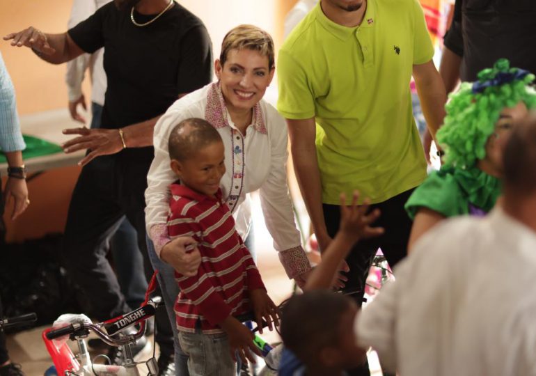 Julieta Tejada entrega juguetes a niños de la provincia Espaillat