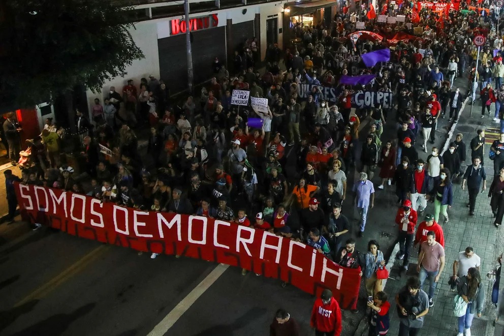 Seguidores de Lula salieron a las calles en defensa de la democracia en Brasil