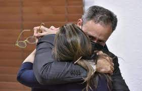 Jean Alain ya está en su casa; fue recibido por su esposa y sus hijos