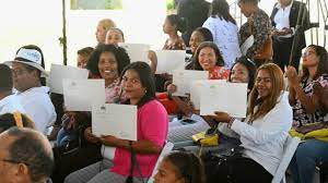 Jefas de hogares reciben viviendas a través del Bono Mujer en Higüey