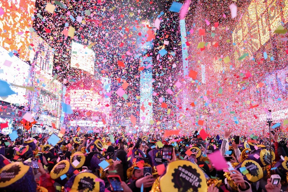 El mundo dejó atrás un año turbulento y le dio la bienvenida al 2023 con celebraciones y fuegos artificiales