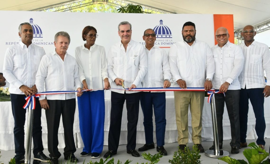 Presidente Abinader inaugura carretera Las Yayas-El Mamey en La Altagracia
