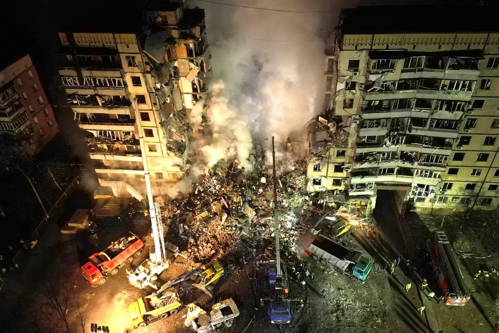 Ascendió a 35 el número de muertos tras el ataque ruso contra un edificio residencial en Dnipro