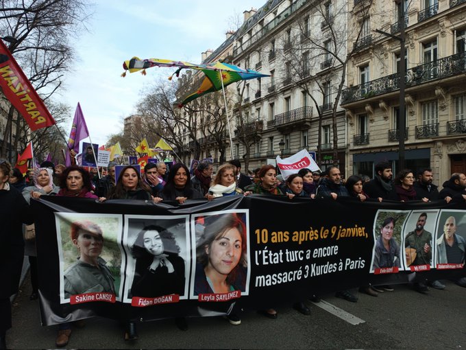 Miles de personas marchan en París para recordar a las tres kurdas asesinadas en 2013