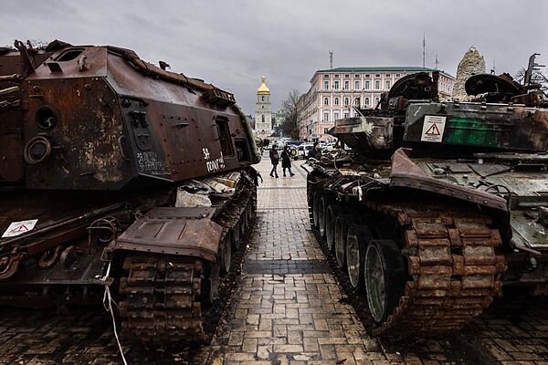 Moscú recupera a 50 militares de territorios bajo control de Kiev