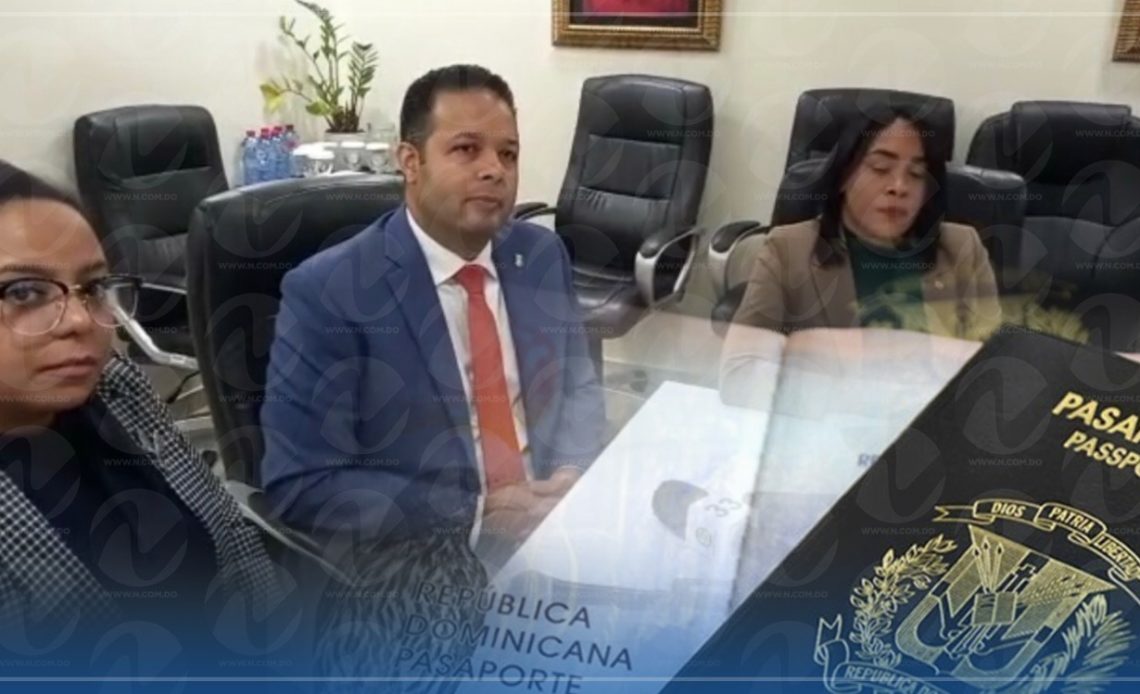 Atribuyen a licitación impugnada falta de material para hacer libreta de pasaportes